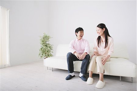 simsearch:859-03600705,k - Japanische paar entspannenden auf einem Sofa Stockbilder - Lizenzpflichtiges, Bildnummer: 859-03599830