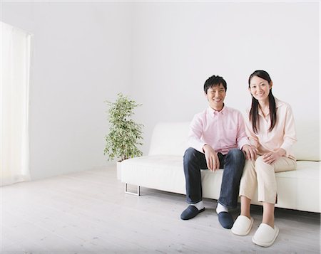 simsearch:859-03599848,k - Japanese Couple Relaxing On A Sofa Foto de stock - Con derechos protegidos, Código: 859-03599831