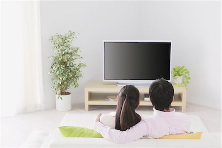 simsearch:859-03599848,k - Japanese Couple Watching TV Foto de stock - Con derechos protegidos, Código: 859-03599848