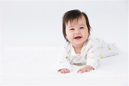 simsearch:859-03600167,k - Baby Smiling against White Background Foto de stock - Direito Controlado, Número: 859-03600030