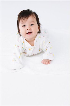 simsearch:859-03600167,k - Baby Smiling against White Background Foto de stock - Direito Controlado, Número: 859-03600031