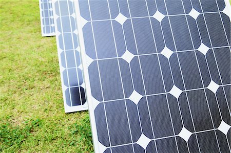 sistema solar - Solar Panels On The Grass Foto de stock - Con derechos protegidos, Código: 859-03600102