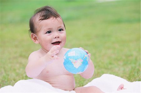 simsearch:859-03600217,k - Baby Griping Earth Ball Foto de stock - Con derechos protegidos, Código: 859-03600131