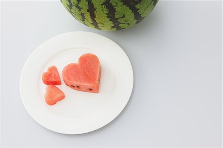 red watermelon - Coeur en forme de pastèque en plaque Photographie de stock - Rights-Managed, Code: 859-03600264