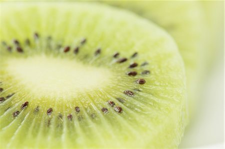 Luscious and Tempting Slice of Kiwifruit Foto de stock - Con derechos protegidos, Código: 859-03600297