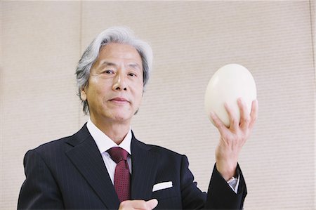 Executive Businessman Holding Egg Of Ostrich Foto de stock - Con derechos protegidos, Código: 859-03600360