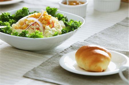Potato Salad And Bread Foto de stock - Con derechos protegidos, Código: 859-03600478