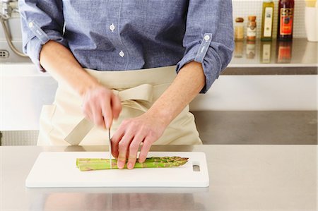 person cutting food on cutting boards - Man Cooking Foto de stock - Con derechos protegidos, Código: 859-03600586