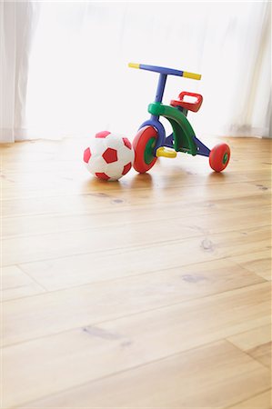 plancher - Tricycle et balle Photographie de stock - Rights-Managed, Code: 859-03600688