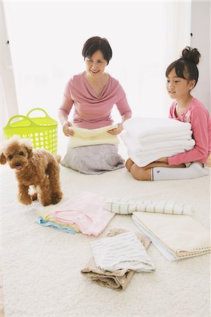 family and dog help - Grandmother And Granddaughter With Laundry Foto de stock - Con derechos protegidos, Código: 859-03600697