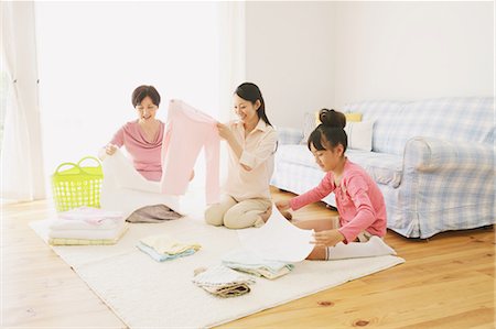 doblar - Multi-Generation Family With Laundry Foto de stock - Con derechos protegidos, Código: 859-03600690