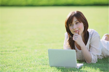 pesquisa de campo - Japanese Woman Relaxing On Grass Foto de stock - Direito Controlado, Número: 859-03601264