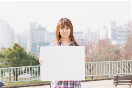 städtisch - Frau hält Whiteboard Stockbilder - Lizenzpflichtiges, Bildnummer: 859-03730534