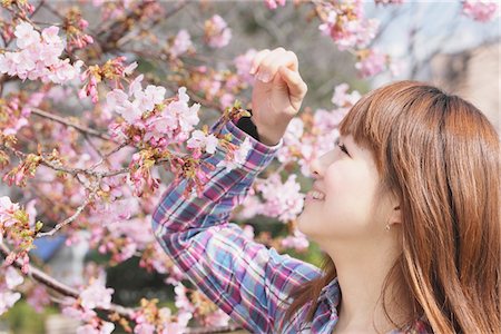 simsearch:859-03730527,k - Woman Smelling Cherry Blossoms Foto de stock - Con derechos protegidos, Código: 859-03730543