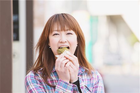 simsearch:859-03730527,k - Woman Eating Taiyaki Foto de stock - Con derechos protegidos, Código: 859-03730556