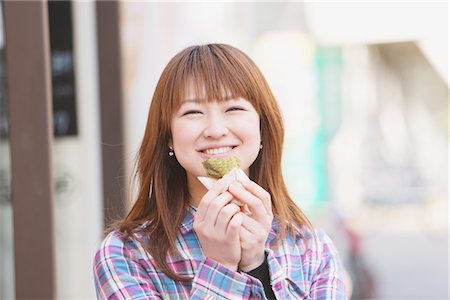 simsearch:859-03730527,k - Woman Eating Taiyaki Foto de stock - Con derechos protegidos, Código: 859-03730557