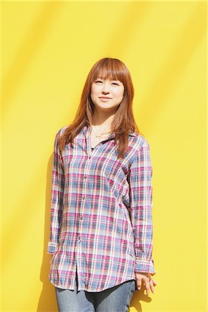 simsearch:859-03730522,k - Junge asiatische Frau auf gelbem Grund Stockbilder - Lizenzpflichtiges, Bildnummer: 859-03730559