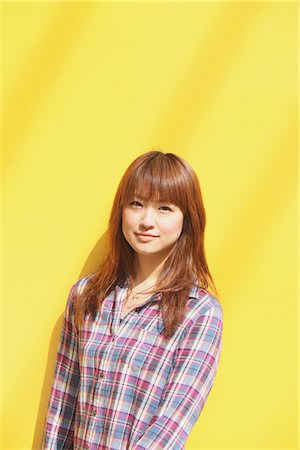simsearch:859-03730527,k - Young Asian Woman on Yellow Background Foto de stock - Con derechos protegidos, Código: 859-03730561