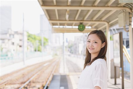 simsearch:859-03730657,k - Japanese Teenage Girl Waiting On Platform Foto de stock - Con derechos protegidos, Código: 859-03730586
