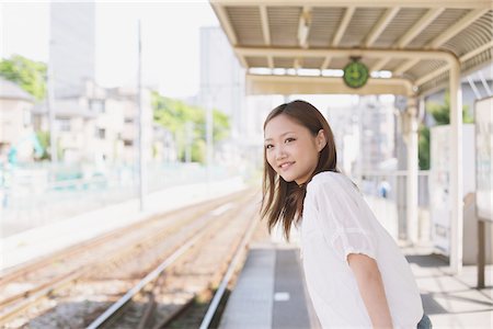simsearch:859-03730522,k - Japanische Teenager-Mädchen warten auf Plattform Stockbilder - Lizenzpflichtiges, Bildnummer: 859-03730587