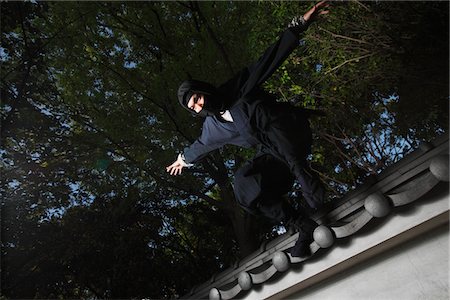 simsearch:859-03730741,k - Masked Ninja Climbing Over Wall Foto de stock - Direito Controlado, Número: 859-03730696
