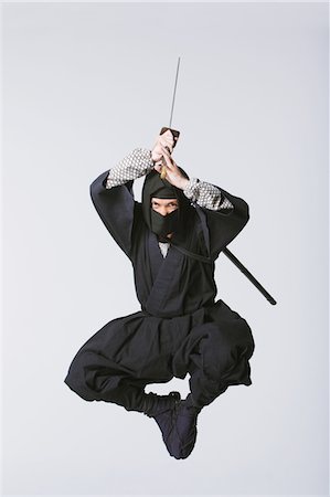 schwert - Ninja mit Schwert springend Stockbilder - Lizenzpflichtiges, Bildnummer: 859-03730769