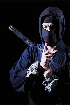 simsearch:859-03730741,k - Ninja With Black Background Foto de stock - Direito Controlado, Número: 859-03730800