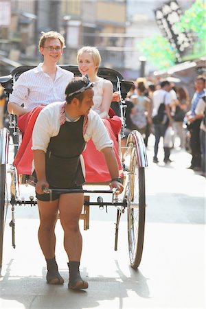 rickshaw - Jeune Couple assis en pousse-pousse à Asakusa, Japon Photographie de stock - Rights-Managed, Code: 859-03730837