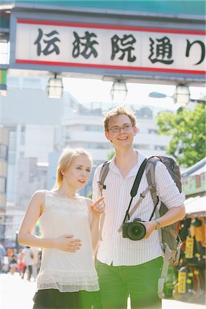 simsearch:859-03730841,k - Young Couple Sightseeing In Asakusa, Japan Fotografie stock - Rights-Managed, Codice: 859-03730849