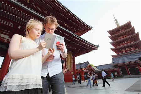 Young Couple Reading Guidebook Foto de stock - Con derechos protegidos, Código: 859-03730878