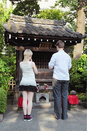 simsearch:859-03730841,k - Young Couple Playing At Temple Fotografie stock - Rights-Managed, Codice: 859-03730879