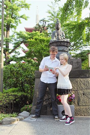 shinto - Young Couple Reading Guidebook Foto de stock - Direito Controlado, Número: 859-03730880