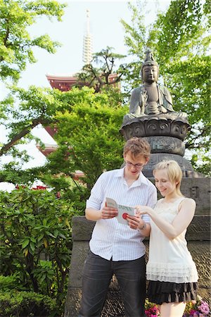 Young Couple Reading Guidebook Foto de stock - Direito Controlado, Número: 859-03730881