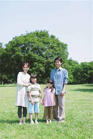 simsearch:859-03755314,k - Famille japonaise dans un parc Photographie de stock - Rights-Managed, Code: 859-03755310