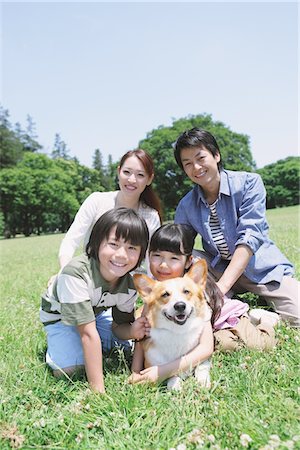 family dog lifestyle - Children In a Park With Their Parents Foto de stock - Con derechos protegidos, Código: 859-03755345