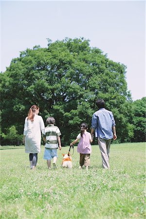 family dog lifestyle - Family In a Park With Pet Foto de stock - Con derechos protegidos, Código: 859-03755349