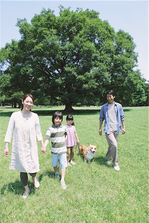 family dog lifestyle - Japanese Family Walking In a Park Foto de stock - Con derechos protegidos, Código: 859-03755352