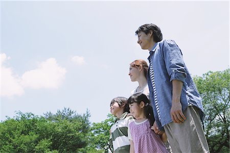 simsearch:859-03755349,k - Family Looking Up In a Park Stock Photo - Rights-Managed, Code: 859-03755360