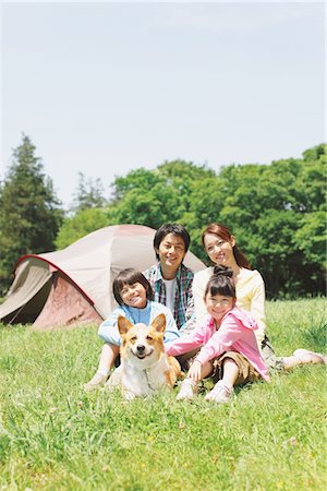 family on picnic with dog - Famille au pique-nique dans un champ Photographie de stock - Rights-Managed, Code: 859-03755385
