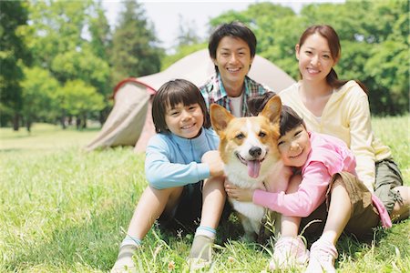 family on picnic with dog - Famille japonaise s'amusant dans un champ avec animal de compagnie Photographie de stock - Rights-Managed, Code: 859-03755388