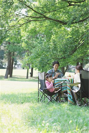 simsearch:859-03755403,k - Family Having Food In a Field Stock Photo - Rights-Managed, Code: 859-03755406