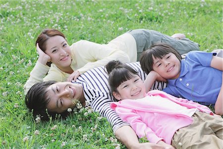 Famille japonaise au repos dans un parc Photographie de stock - Rights-Managed, Code: 859-03755465