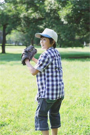 simsearch:693-03314791,k - Boy Standing In a Park In Ready Position Stock Photo - Rights-Managed, Code: 859-03755472