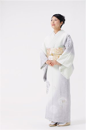 sash - Woman In Long-Sleeved Kimono Foto de stock - Con derechos protegidos, Código: 859-03779927