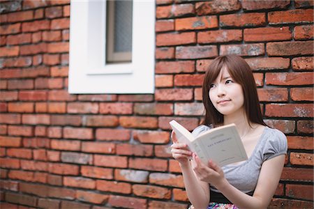 simsearch:614-06897933,k - Beautiful Teenage Girl Holding Book Foto de stock - Direito Controlado, Número: 859-03780098