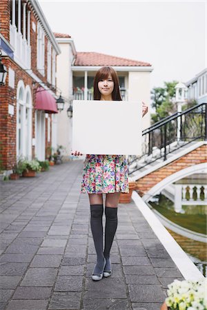 publicity - Teenage Girl Holding Whiteboard Foto de stock - Con derechos protegidos, Código: 859-03780090