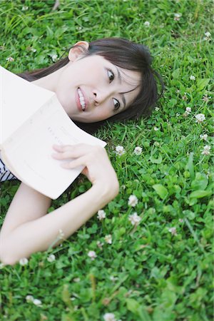 simsearch:614-06897933,k - Young Woman Lying On Grassy Field Foto de stock - Direito Controlado, Número: 859-03780190