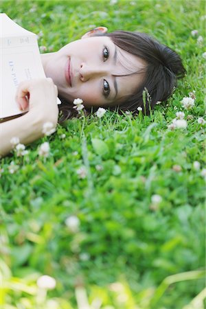 simsearch:614-06897933,k - Young Woman Lying On Grassy Field Foto de stock - Direito Controlado, Número: 859-03780192