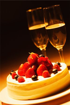 sparkling wine with raspberries - Cake and Champagne Stock Photo - Rights-Managed, Code: 859-03781903