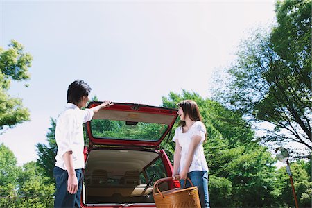 duett - Paar gehen für Picknick Stockbilder - Lizenzpflichtiges, Bildnummer: 859-03782000